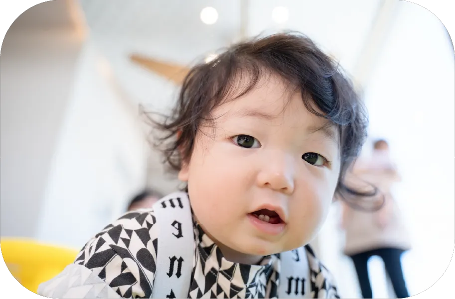 受付でスタッフと笑顔で話すお子さま