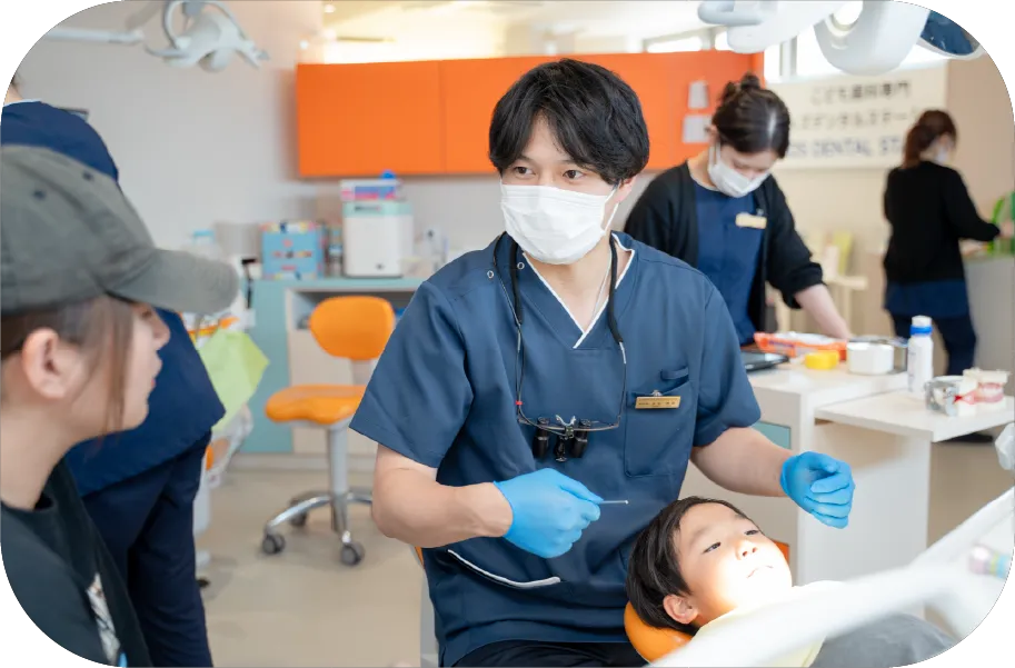 スプーンでトレーニング指導する様子