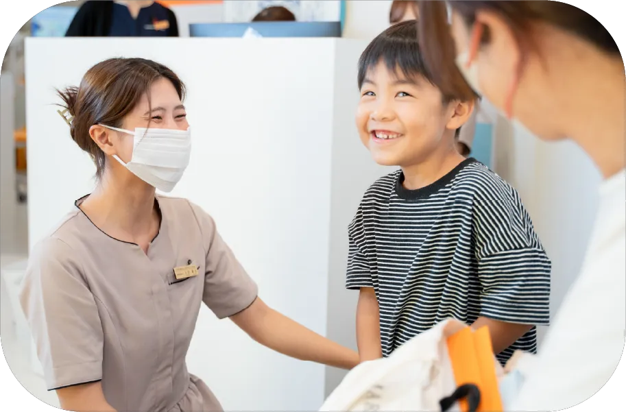 診療中のグローブをつけた処置の様子
