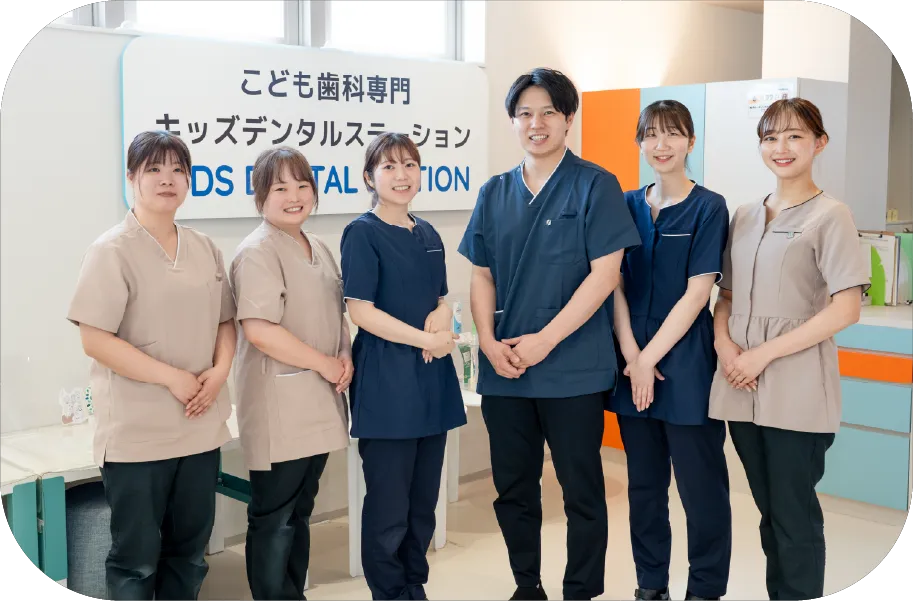 ミラーを使ってお子さまに説明するスタッフ