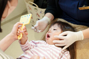 歯科診療中の幼児