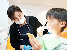 女性歯科衛生士と男子小学生