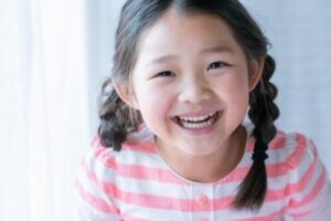綺麗な歯並びの笑顔の子ども