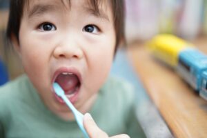 幼児が歯磨きをしている様子