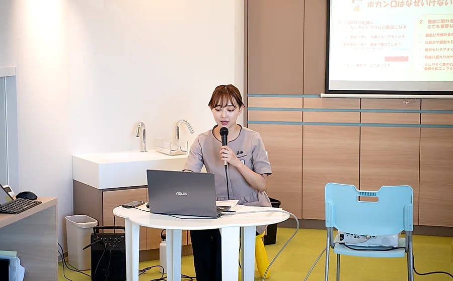 地域の保護者向けにお口の健康を伝えるKDSスタッフ