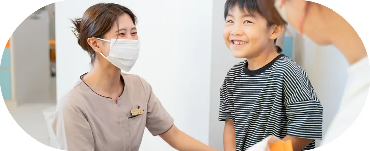 スタッフが子どもと笑顔で話している様子｜刈谷市のこども歯科キッズデンタルステーション