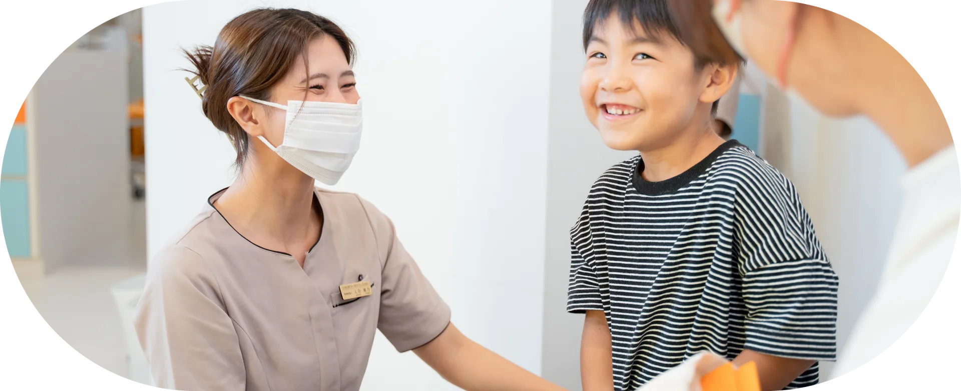 スタッフが子どもと笑顔で話している様子｜刈谷市のこども歯科キッズデンタルステーション