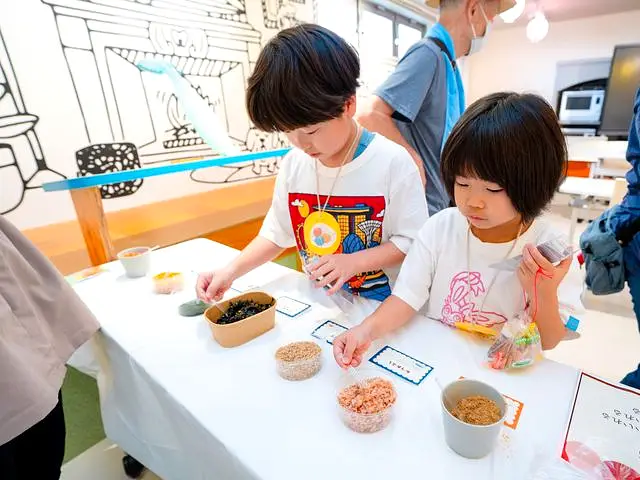 テーブルでの工作にちょうせん｜ははは祭り｜刈谷市のこども歯科キッズデンタルステーション