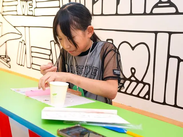じっくり取り組む横顔｜ははは祭り｜刈谷市のこども歯科キッズデンタルステーション