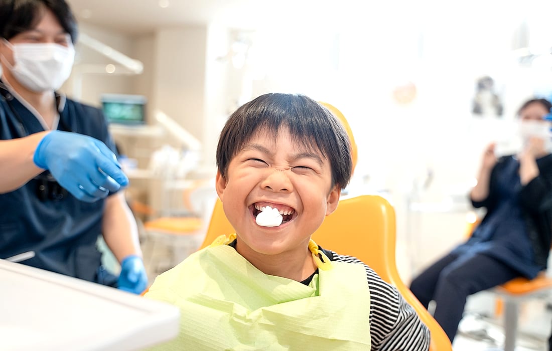 治療を終えて満面の笑顔を見せる子ども｜刈谷市のこども歯科