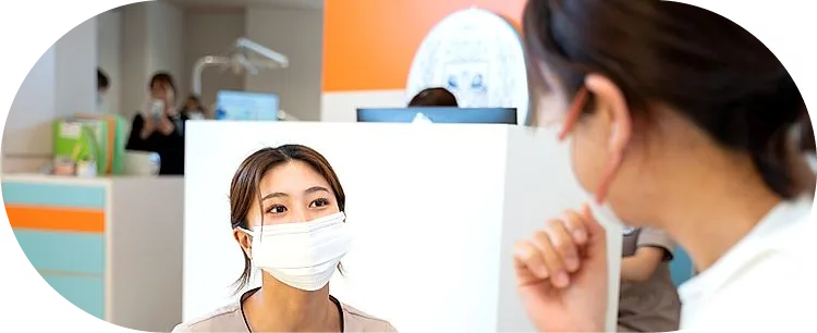 小児矯正や保険診療の費用をご相談いただく保護者の方とスタッフ｜刈谷市のこども歯科キッズデンタルステーション