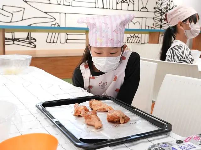 天板にきれいに並べました｜管理栄養士の食育教室｜刈谷市のこども歯科キッズデンタルステーション