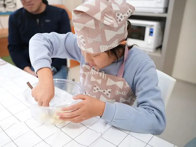 生地をやさしくまぜます｜管理栄養士の食育教室｜刈谷市のこども歯科キッズデンタルステーション