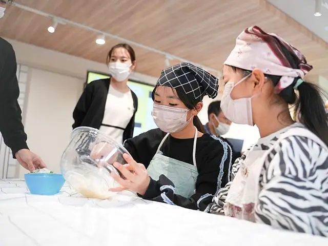 ボウルの中をのぞきこんで｜管理栄養士の食育教室｜刈谷市のこども歯科キッズデンタルステーション