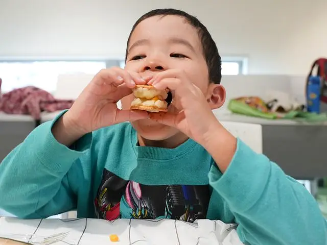 おいしそうにほおばる姿｜管理栄養士の食育教室｜刈谷市のこども歯科キッズデンタルステーション
